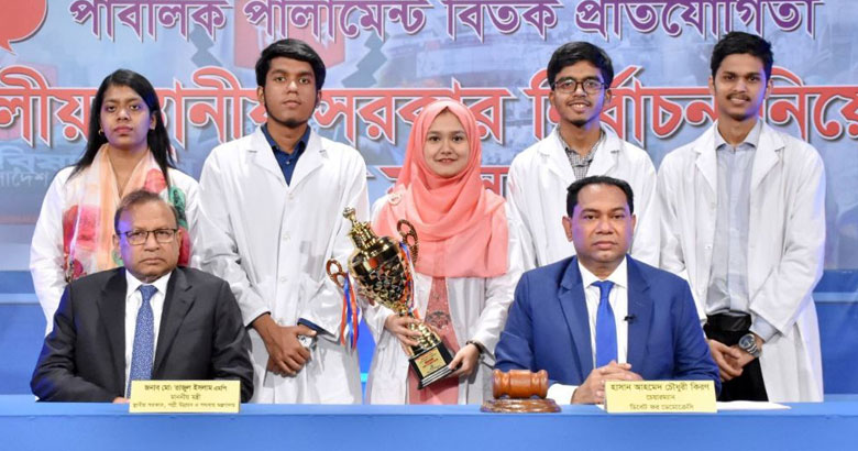 মানারাতকে হারিয়ে বিতর্কে চ্যাম্পিয়ন ঢাকা মেডিকেলের শিক্ষার্থীরা