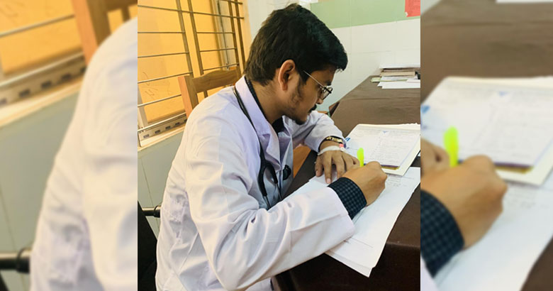 টাইফয়েড নিয়েই রোগী সেবায় ইন্টার্ন চিকিৎসক