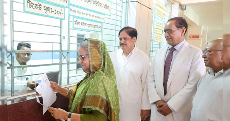 সাধারণের মতো ১০ টাকার টিকিট কেটে চোখ দেখালেন প্রধানমন্ত্রী