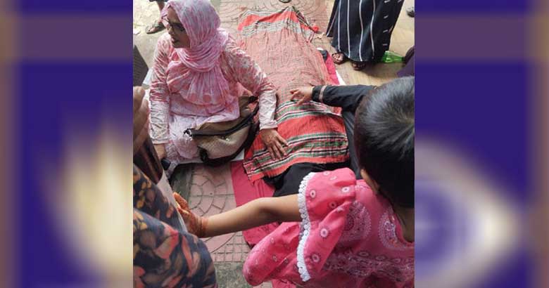 ভর্তি পরীক্ষার হলে মেয়ে, বাইরে অপেক্ষমাণ মায়ের মৃত্যু