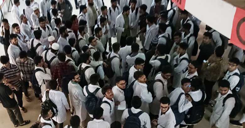 সোহরাওয়ার্দীর অধ্যক্ষের কার্যালয় অবরোধ শিক্ষার্থীদের