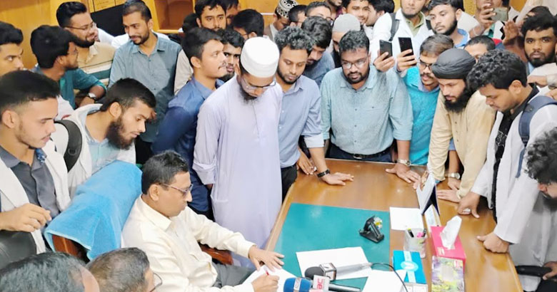 আন্দোলনের মুখে শেবাচিম হাসপাতালের পরিচালকের পদত্যাগ