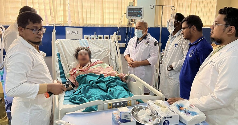 ঢাকা ডেন্টালে ১৫ ঘণ্টার অস্ত্রোপচারে ক্যান্সারে ক্ষতিগ্রস্ত চোয়াল প্রতিস্থাপন