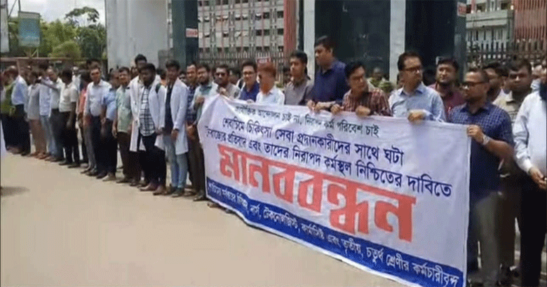শেবাচিমে চিকিৎসকদের ওপর হামলায় জড়িতদের গ্রেপ্তারে আল্টিমেটাম, কমপ্লিট শাটডাউনের হুঁশিয়ারি