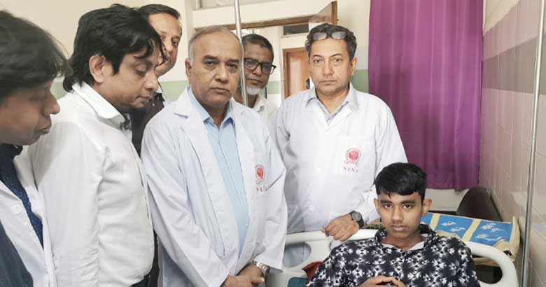 আহতদের খোঁজ নিয়ে নিন্সের দায়িত্ব গ্রহণ করলেন অধ্যাপক গিয়াস উদ্দিন