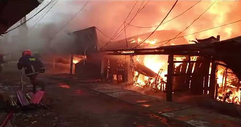 তিন ঘণ্টা পর নিয়ন্ত্রণে চাক্তাইয়ের আগুন, পুড়েছে ৭ ব্যবসাপ্রতিষ্ঠান
