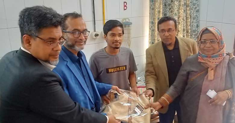 বিএসএমএমইউতে চিকিৎসাধীন গণ-অভ্যুত্থানে আহতদের মাঝে শীতবস্ত্র বিতরণ