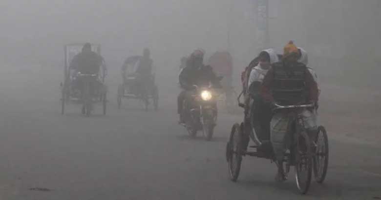 কুয়াশার চাদরে ঢাকা রাজধানী, সূর্যের দেখা নেই দুইদিন