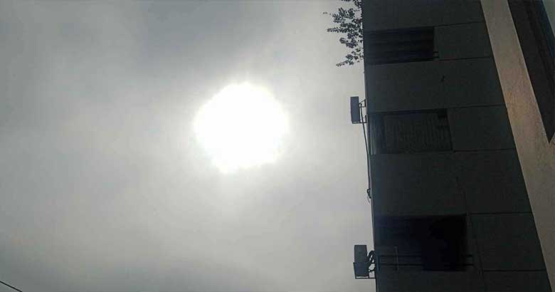 কুয়াশা ভেদ করে ঢাকার আকাশে সূর্যের হাসি