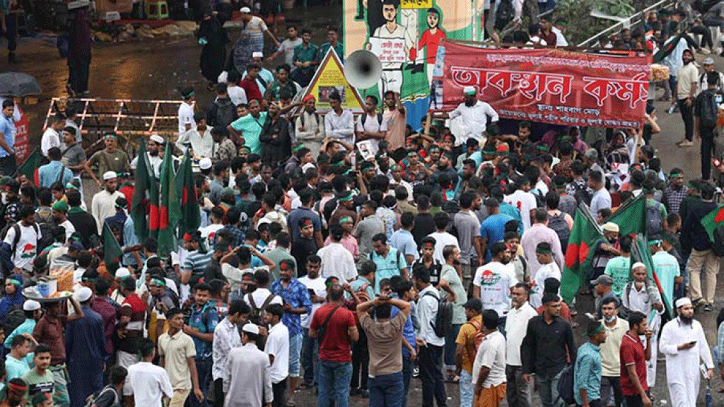 জুলাই সনদ ও ঘোষণাপত্রের দাবিতে শাহবাগ অবরোধ করে বিক্ষোভ