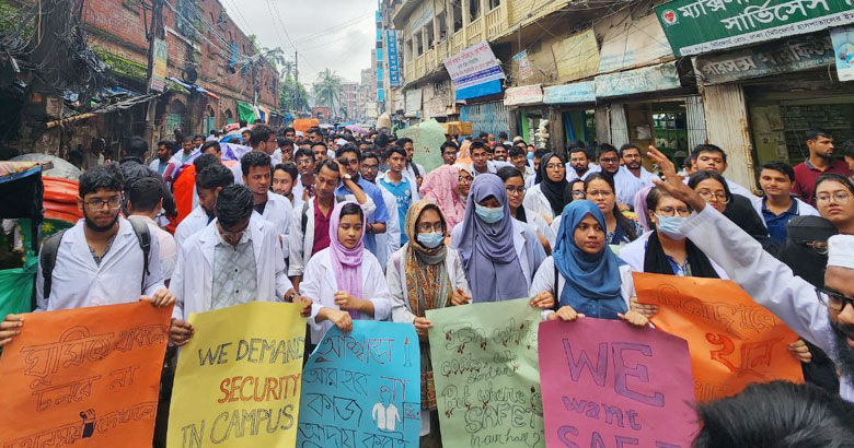 নিরাপদ ক্যাম্পাস দাবিতে সলিমুল্লাহ মেডিকেলে তৃতীয় দিনের মতো বিক্ষোভ