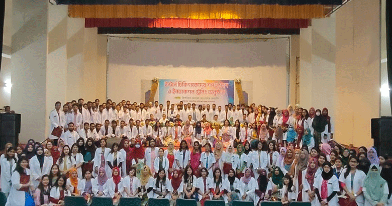 মমেক হাসপাতালে ইন্টার্ন চিকিৎসকদের শপথগ্রহণ অনুষ্ঠিত