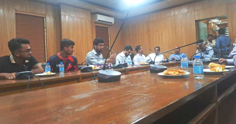 স্বাস্থ্য উপদেষ্টাকে সরেজমিনে হল দেখার আহ্বান ঢামেক শিক্ষার্থীদের