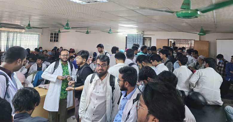 ঢাবি মেডিসিন অনুষদের ডিন অফিসের সামনে অবস্থান কর্মসূচি শিক্ষার্থীদের