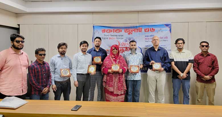 চিকিৎসকদের হাতে কৃতজ্ঞতা স্মারক তুলে দিলেন জুলাই যোদ্ধারা