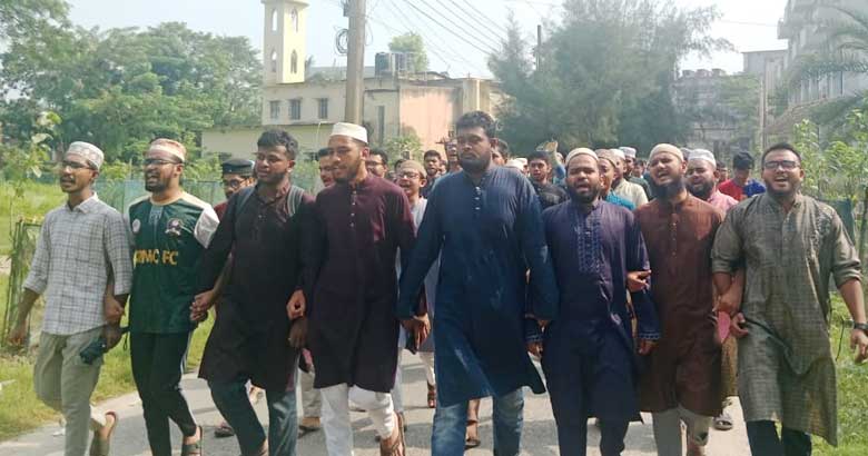 ইসকন নিষিদ্ধের দাবিতে শেবাচিম শিক্ষার্থীদের বিক্ষোভ মিছিল