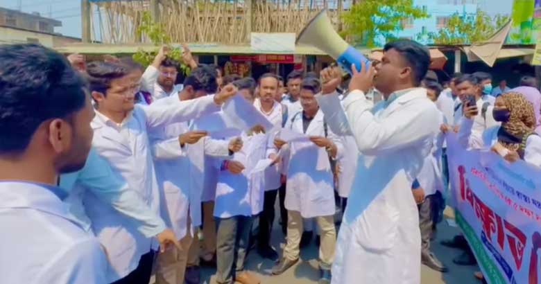 দাবি আদায়ে সনদ পোড়ালেন মেডিকেল শিক্ষার্থী ও চিকিৎসকেরা