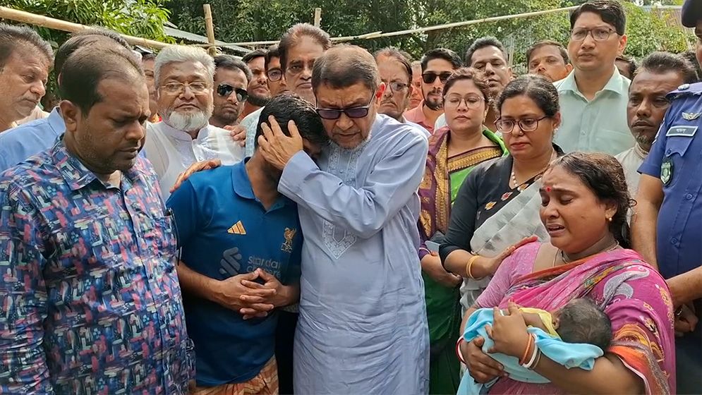পেটে গজ রেখে সেলাইয়ের ৫৩ দিন পর গৃহবধূর মৃত্যু, পরিবারের পাশে স্বাস্থ্যমন্ত্রী