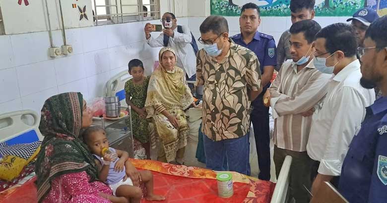 গাইবান্ধায় আকস্মিক হাসপাতাল পরিদর্শনে স্বাস্থ্যমন্ত্রী, চিকিৎসককে সতর্কীকরণ চিঠি