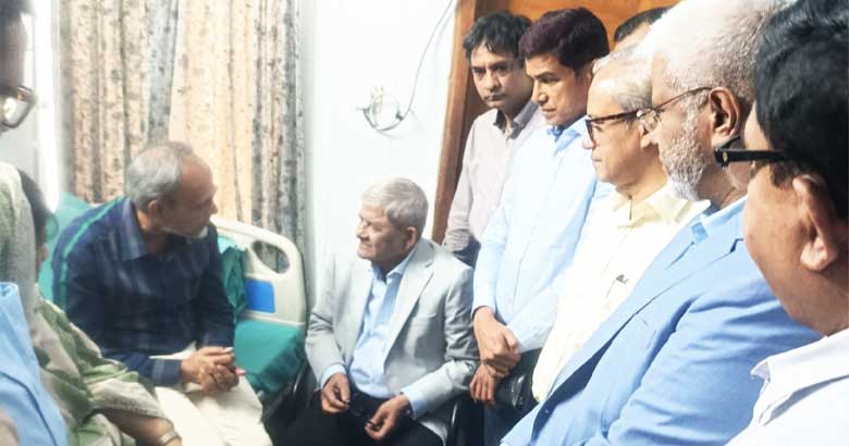 চিকিৎসাধীন ডা. রফিকুল ইসলামকে দেখতে বিএমইউতে মির্জা ফখরুল