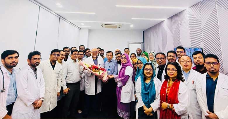 প্রত্যাবর্তনের এক বছর পূর্তিতে সহকর্মীদের ফুলেল শুভেচ্ছায় সিক্ত বিএমইউর অনকোলজি বিভাগের প্রতিষ্ঠাতা