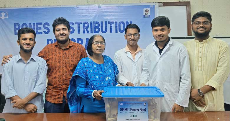 শেবাচিমে নবীন শিক্ষার্থীদের বিনামূল্যে বোনস সেট বিতরণ