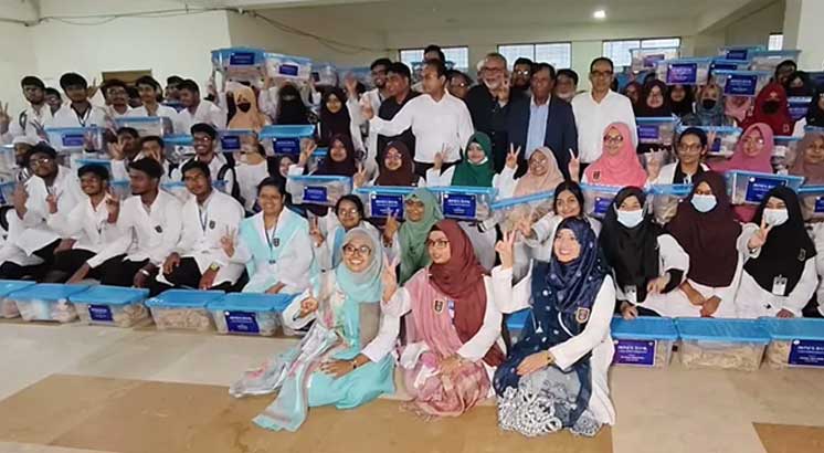কুষ্টিয়া মেডিকেলে শতভাগ নবীন শিক্ষার্থীদের মাঝে বিনামূল্যে বোনস বিতরণ