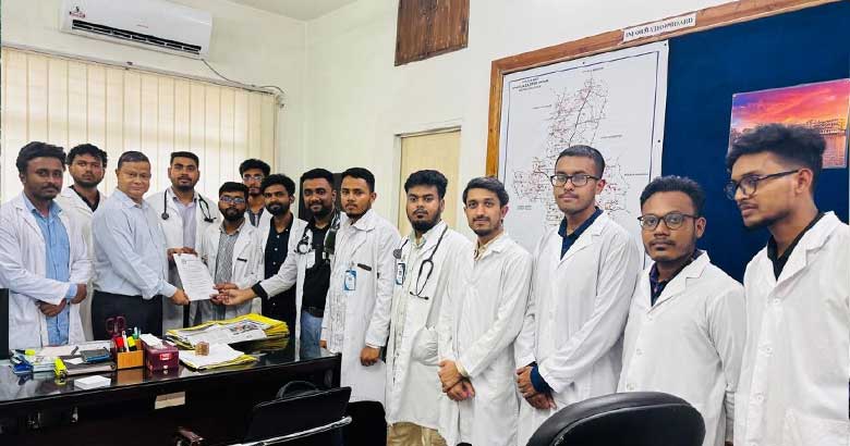 ছয় দফা দাবিতে আইএমসিতে ইন্টার্ন চিকিৎসক ও শিক্ষার্থীদের মানববন্ধন