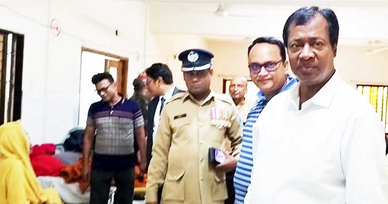 কালিয়া স্বাস্থ্য কমপ্লেক্সে ময়লা-আবর্জনায় ক্ষুব্ধ এমপি, ব্যবস্থা নেওয়ার নির্দেশ