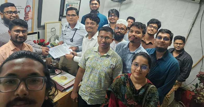 প্রধানমন্ত্রীর ব্যক্তিগত চিকিৎসকের কাছে স্মারকলিপি প্রদান ইন্টার্ন চিকিৎসক-শিক্ষার্থীদের
