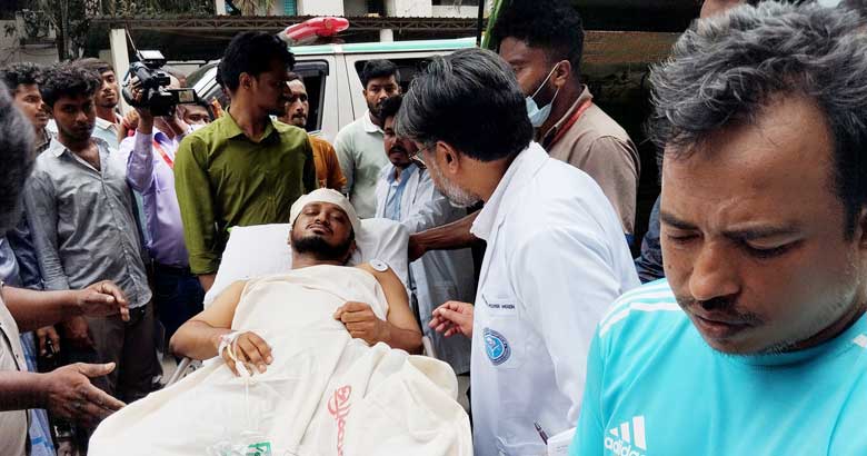 শরীয়তপুরে হামলার শিকার ডা. নাসিরকে এয়ার অ্যাম্বুলেন্সে ঢাকায় আনা হলো
