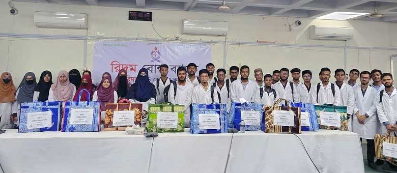 দিনাজপুর মেডিকেল শিক্ষার্থীদের মাঝে বিনামূল্যে বোনস সেট বিতরণ
