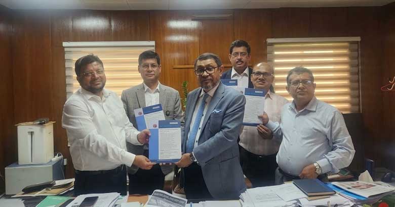 স্বাস্থ্যমন্ত্রীর হাতে মুগদা মেডিকেল কলেজ জার্নালের সর্বশেষ সংস্করণ