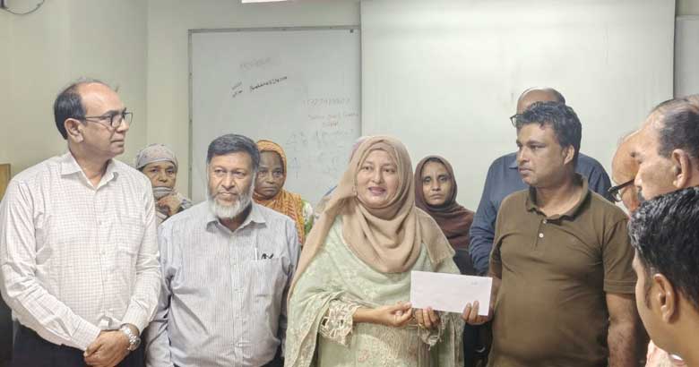 কর্মকর্তা-কর্মচারীদের সঙ্গে নিপসম পরিচালকের মতবিনিময়, দুই কর্মীকে আর্থিক সহায়তা প্রদান