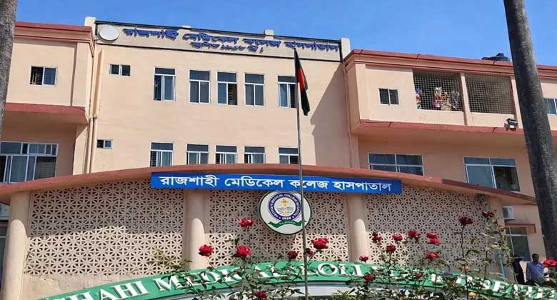 পাঁচ দফা দাবিতে রামেক হাসপাতালের ইন্টার্ন চিকিৎসকদের কর্মবিরতি