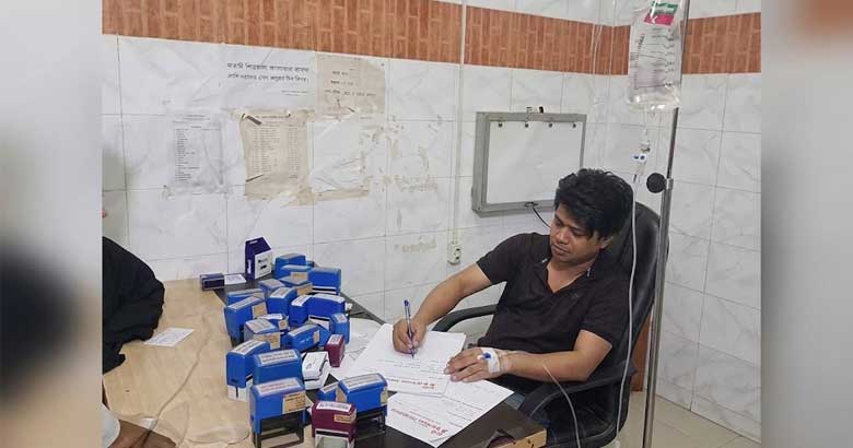 এক হাতে স্যালাইন চলছে, অন্য হাতে প্রেসক্রিপশন লিখছেন অসুস্থ ডা. ইরফান