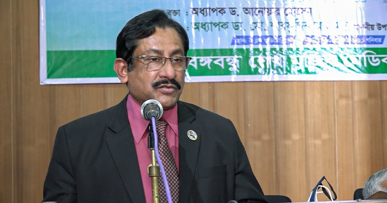 বিদেশগামী রোগী ঠেকাতে দূতাবাসকে উদ্যোগ নেওয়ার পরামর্শ বিএসএমএমইউ ভিসির